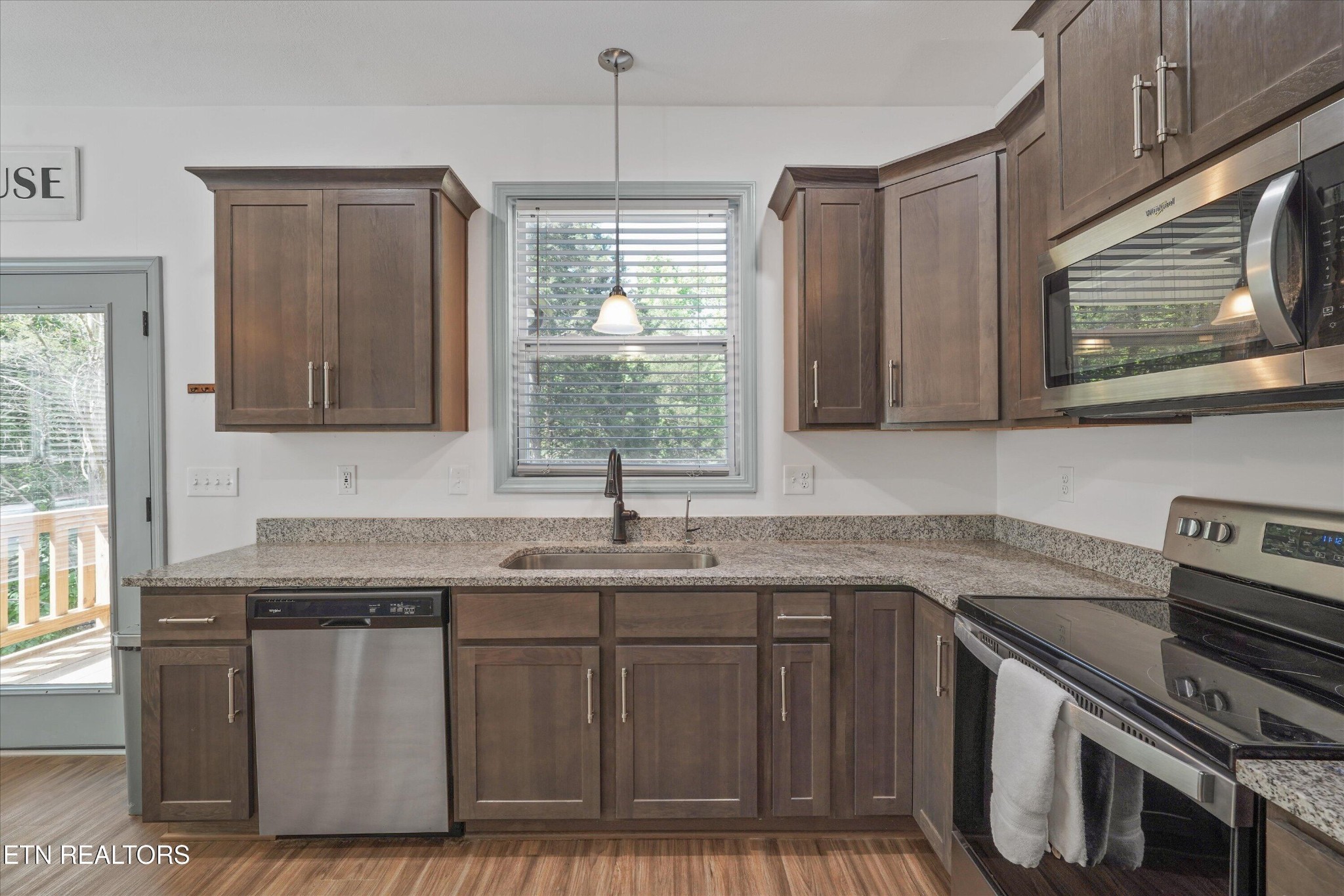 1925 Harbor Lane Dandridge TN 37725
