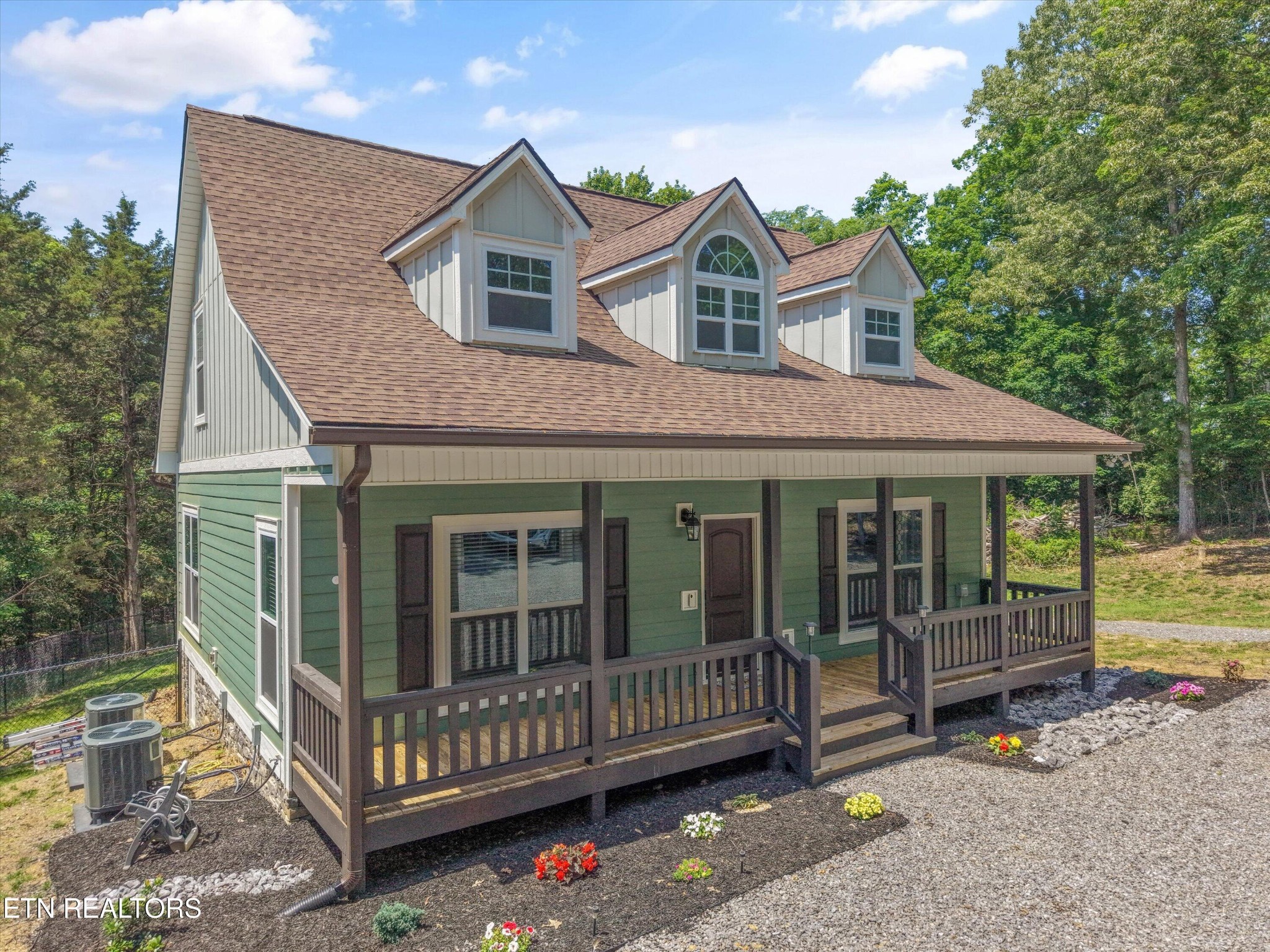 1925 Harbor Lane Dandridge TN 37725
