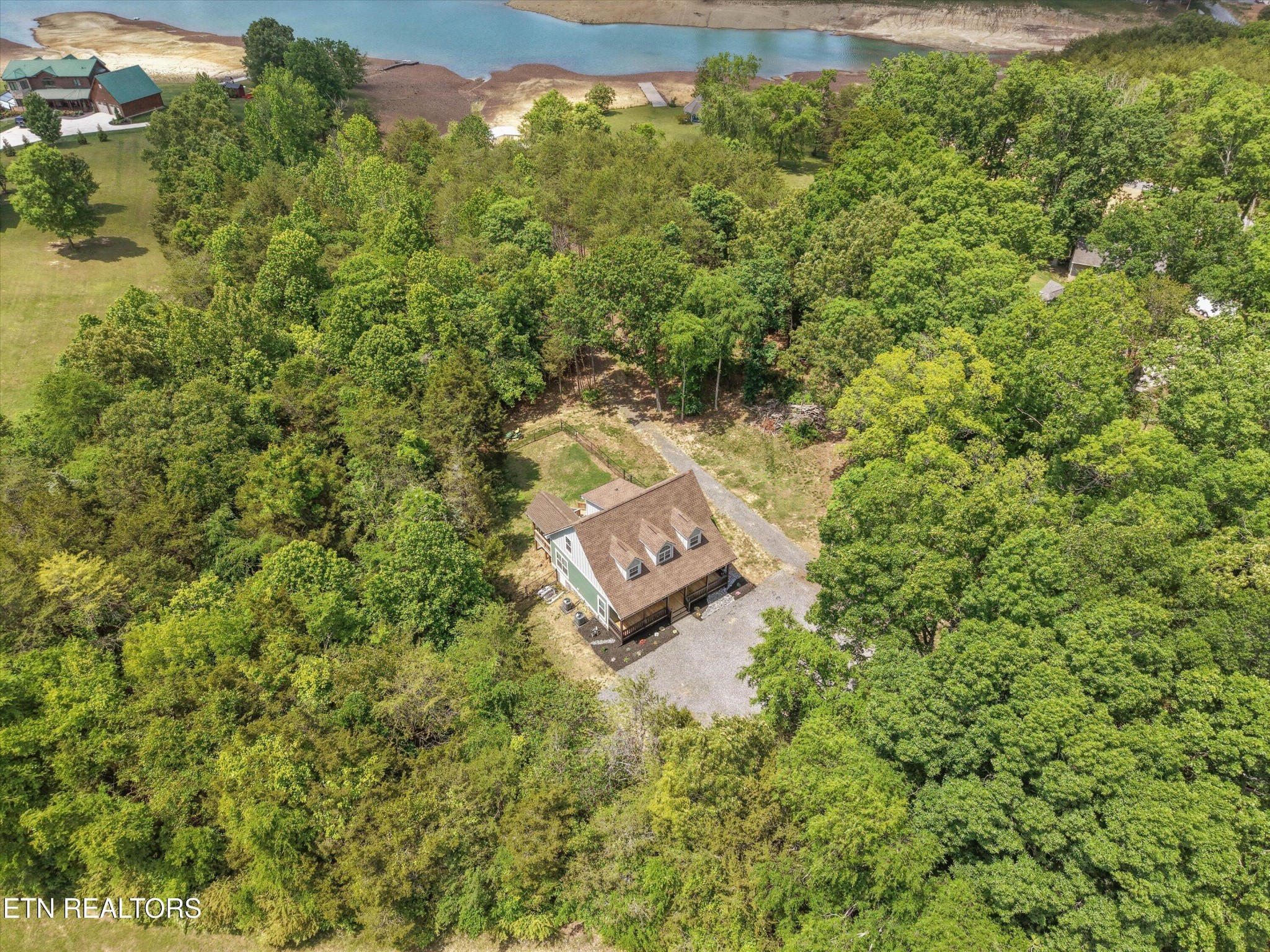 1925 Harbor Lane Dandridge TN 37725