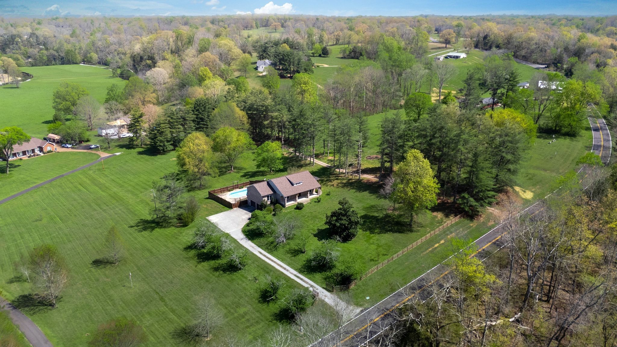 1249 White Road Bon Aqua TN 37025