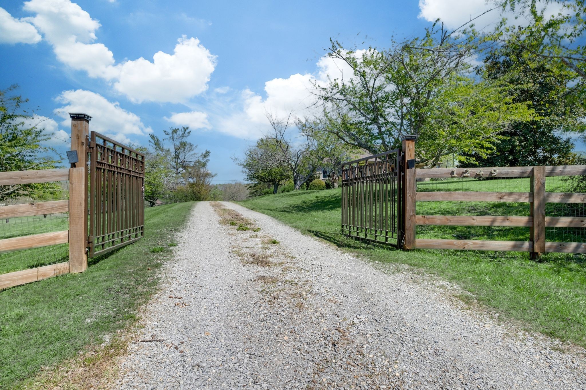 1249 White Road Bon Aqua TN 37025