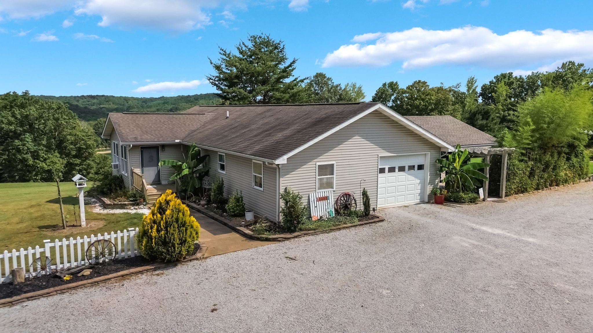 2402 Lobelville Highway Linden TN 37096