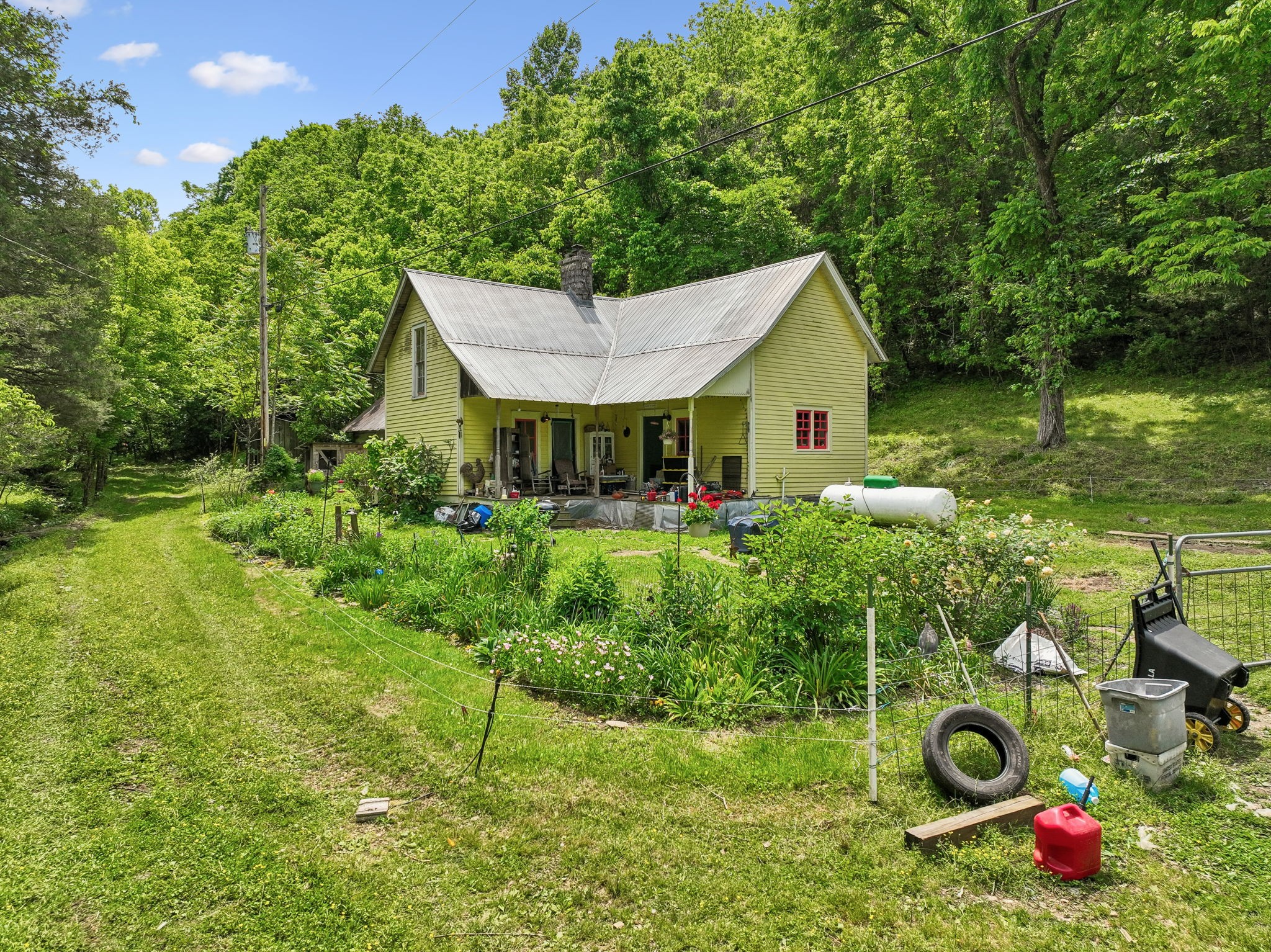 34 Friendship Hollow Road, N Pleasant Shade TN 37145