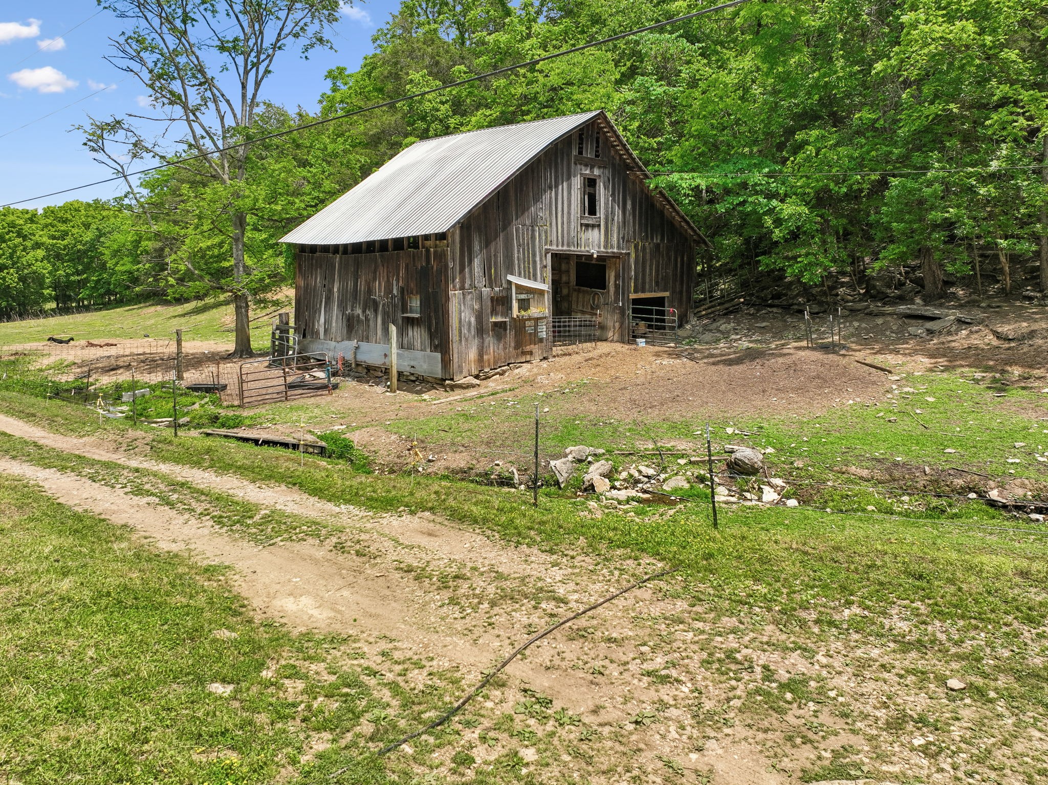 34 Friendship Hollow Road, N Pleasant Shade TN 37145
