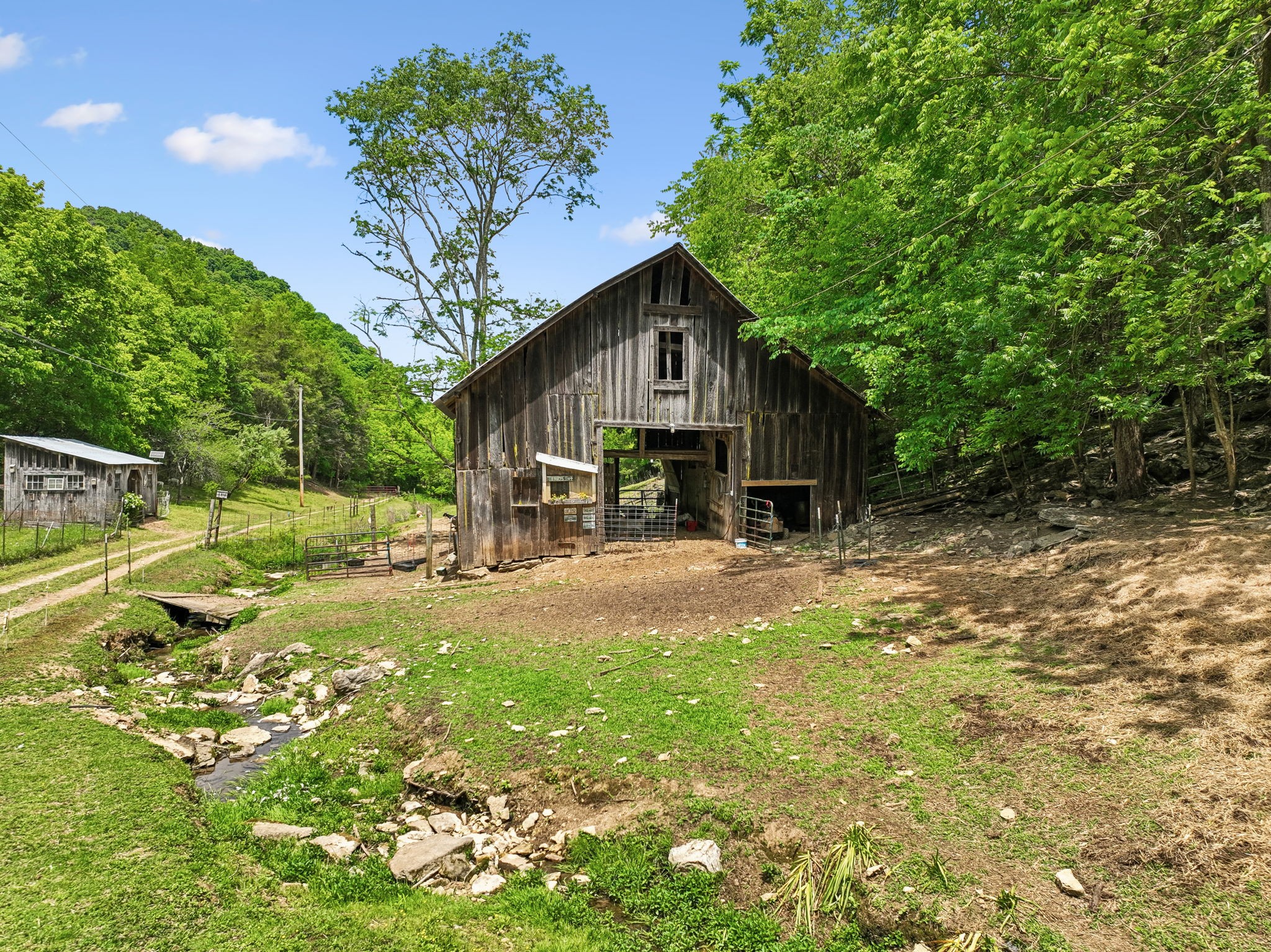34 Friendship Hollow Road, N Pleasant Shade TN 37145