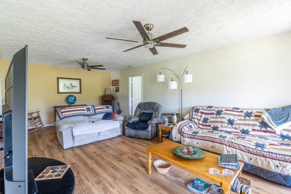 7511 Upper East Valley Road Pikeville TN 37367
