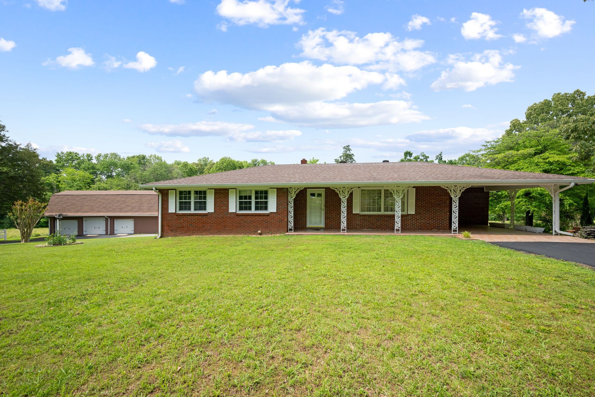 915 Taylor Circle Burns TN 37029