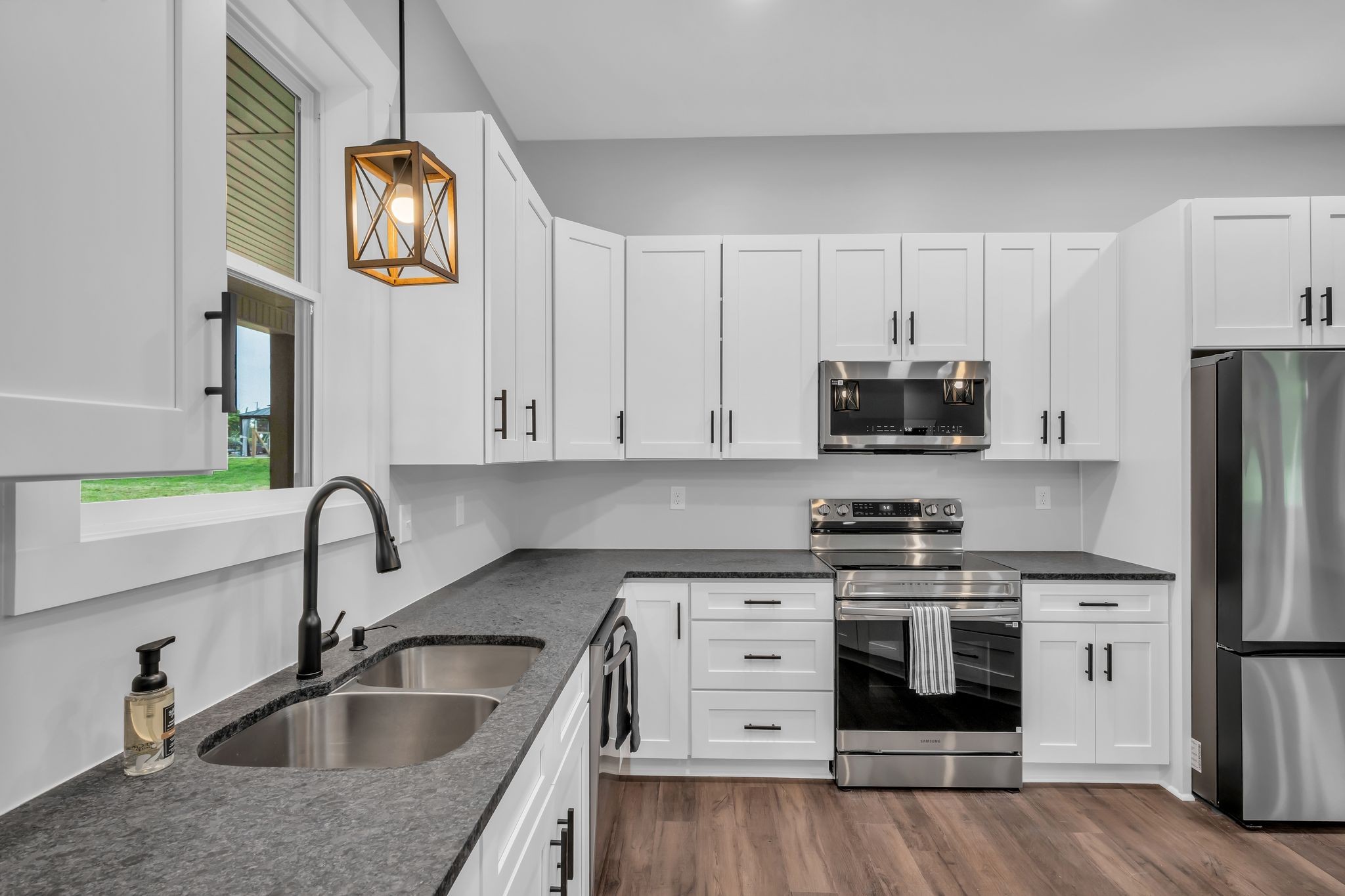 682 E Piney Road, E Dickson TN 37055