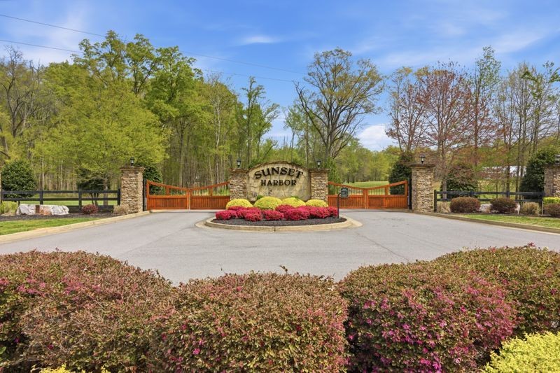 7 Peaceful Point Dandridge TN 37725