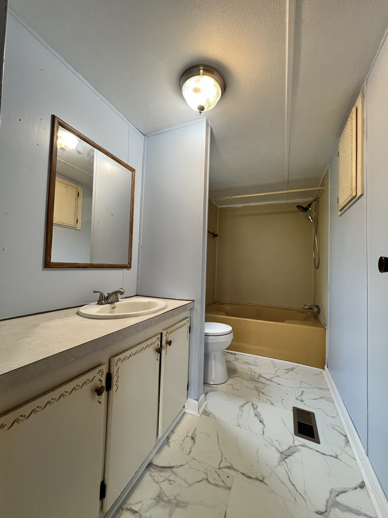 104 Hinkle Hill St, E Bell Buckle TN 37020
