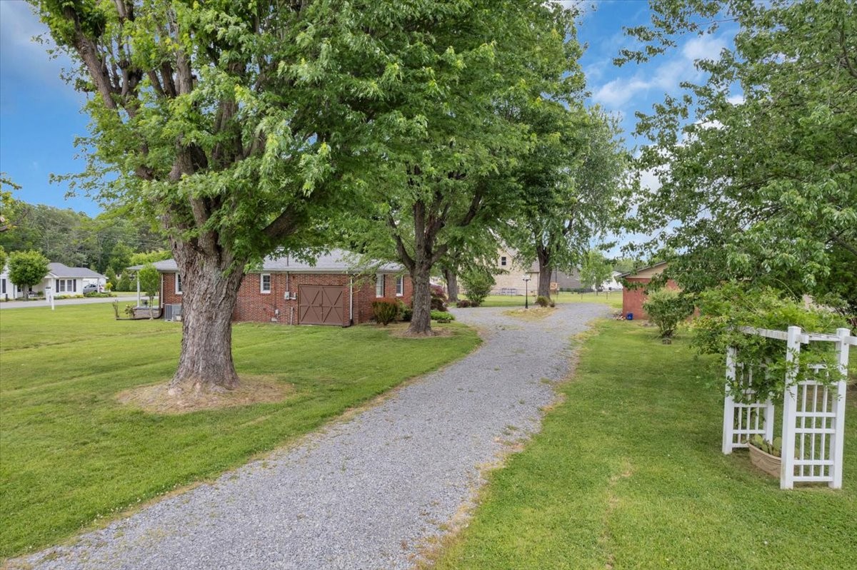 921 Dry Creek Road Smithville TN 37166