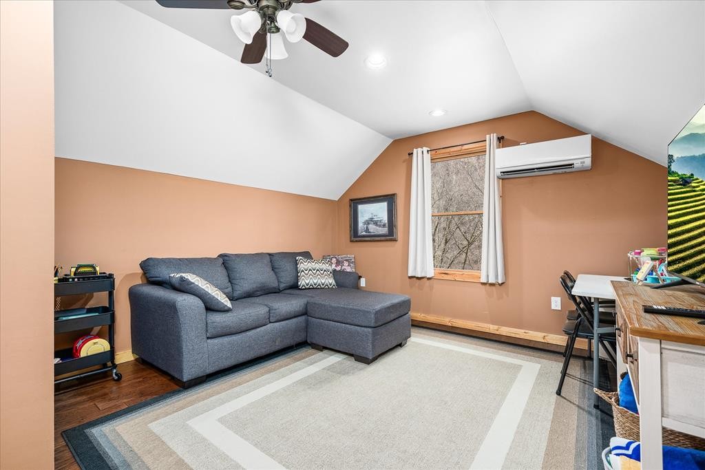 253 Hiawassee Ln, NW Celina TN 38551