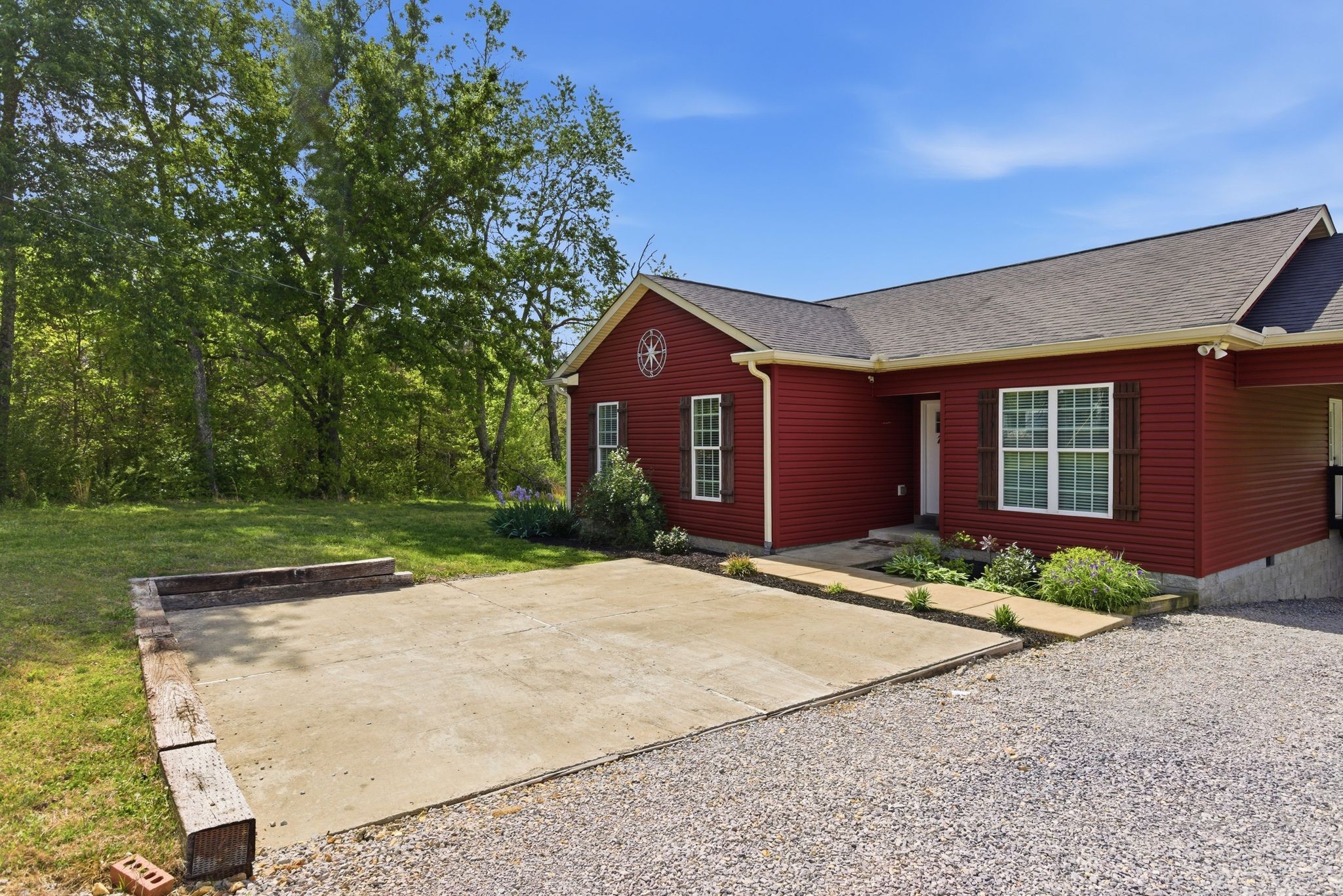 9060 Old Nashville Road Bon Aqua TN 37025