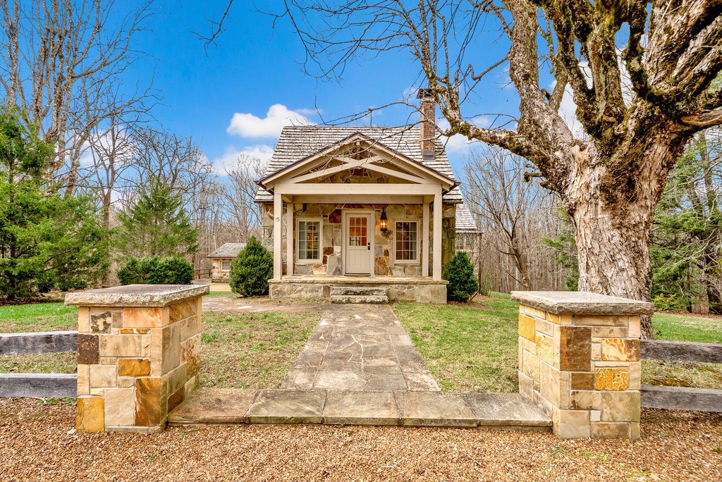15 Oklahoma Avenue Sewanee TN 37375