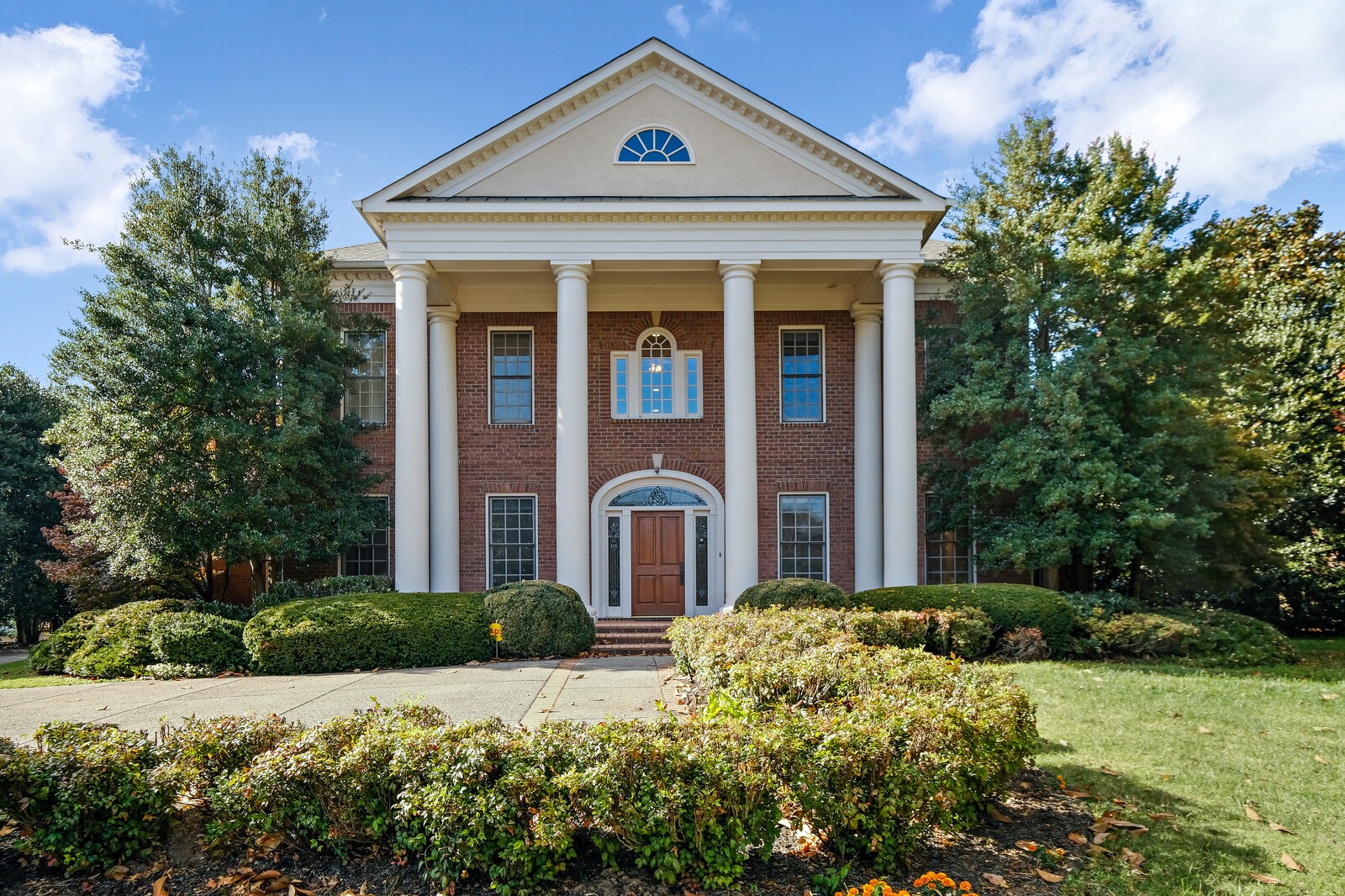 5042 Hill Place Drive Nashville TN 37205