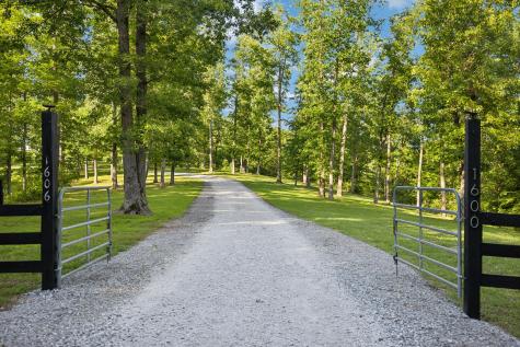 1606 Nosegay Road White Bluff TN 37187