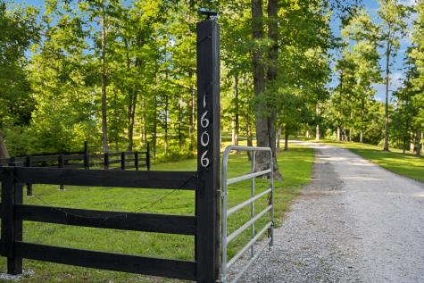 1606 Nosegay Road White Bluff TN 37187